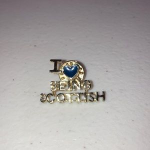 Z148- Costume jewelry- brooch that says, “I 💙 Being Scottish”.
